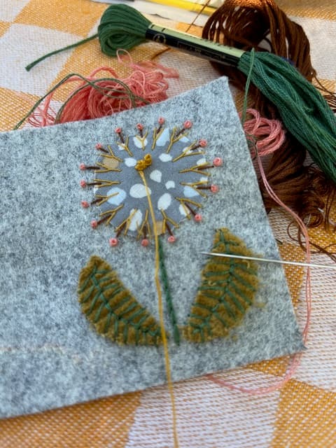 Nålebog med blomsterbroderi